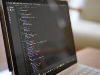 Wie man mit KI-Entwicklern zusammenarbeitet, um Routineaufgaben zu automatisieren