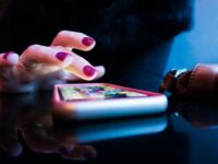 Soziale Kommunikation auf dem Smartphone: Warum sind digitale Communities so verbreitet? 2 Soziale Kommunikation auf dem Smartphone: Warum sind digitale Communities so verbreitet? IHJO Magazin